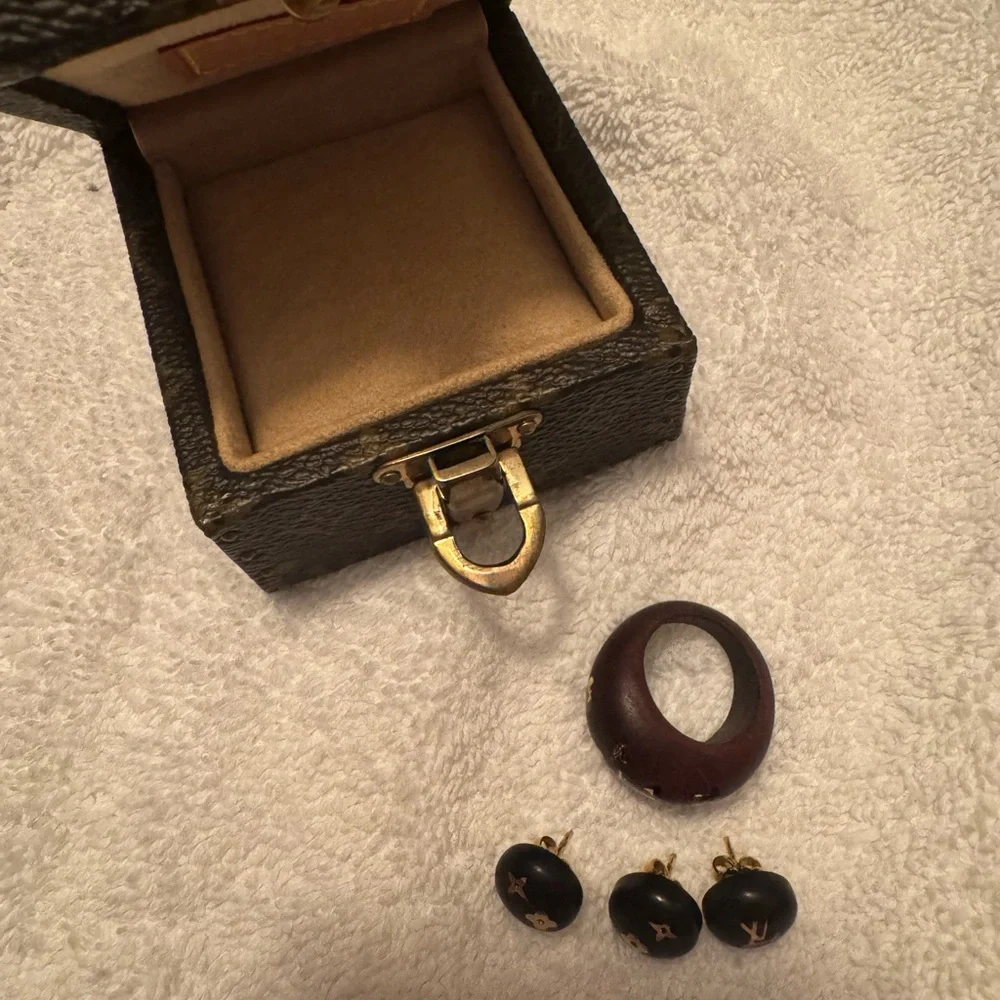 Louis Vuitton Gold and Brown Earrings & Ring with Elegant Design - Picture 4 of 4